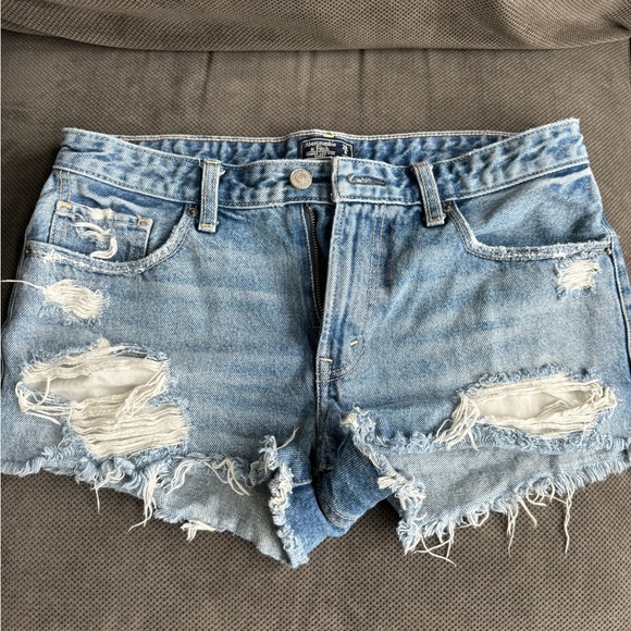 Abercrombie and Fitch low rise denim shorts size 28 - Picture 1 of 3